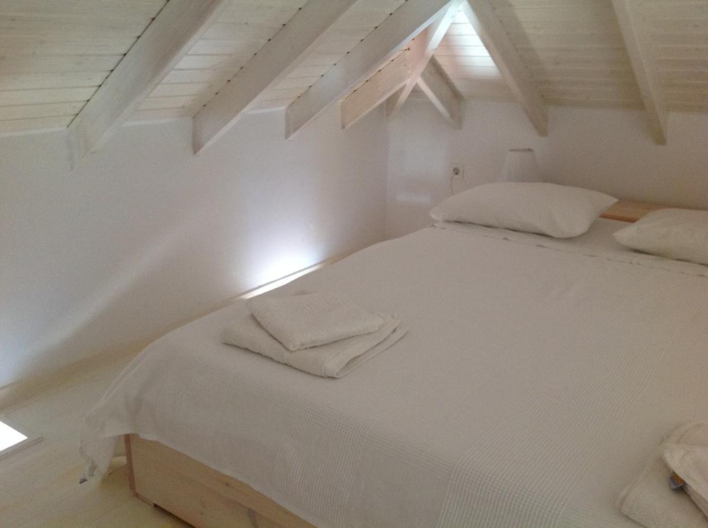 Amalia Harbor Apartment Chalki Town ภายนอก รูปภาพ