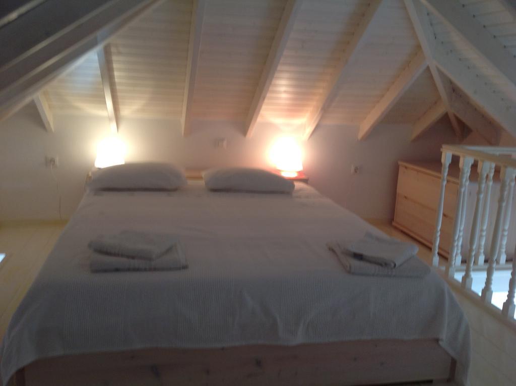 Amalia Harbor Apartment Chalki Town ภายนอก รูปภาพ